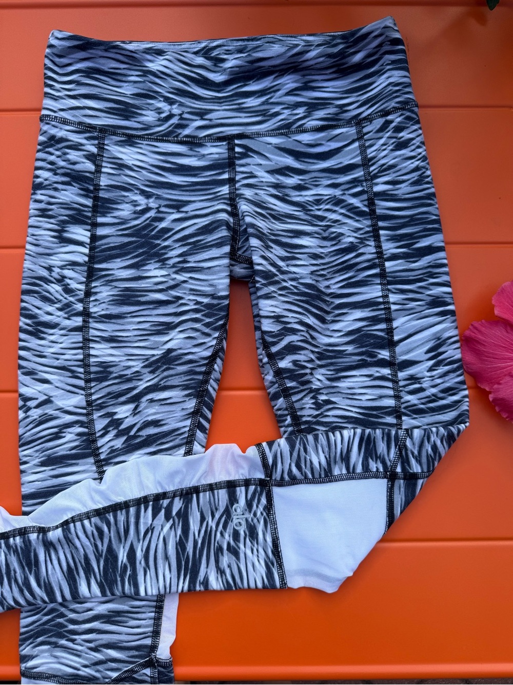 ALO Yoga Women’s Black & White Zebra Stripe Leggings